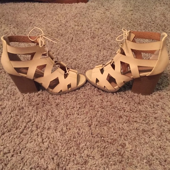 Cute nude heels - Picture 3 of 4